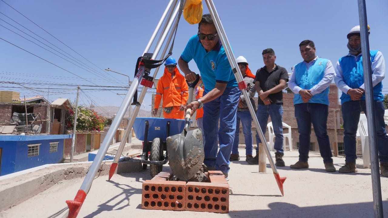 Imagen de MUNICIPALIDAD PROVINCIAL DE CARAVELÍ COLOCA LA PRIMERA PIEDRA DE IMPORTANTE OBRA DE NUEVOS SERVICIOS BIBLIOTECARIOS EN CARAVELÍ